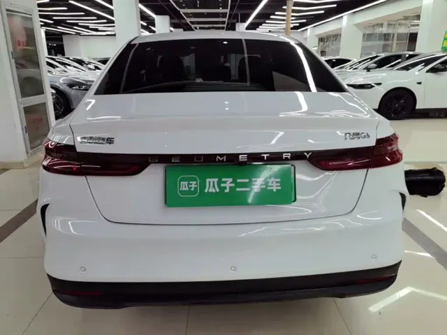 Geely Geometry G6 — Фото автомобиля 5