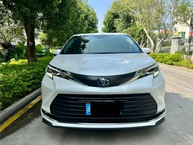 Toyota Sienna — Фото автомобиля 2