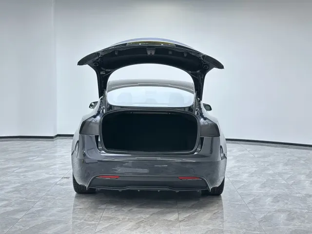 Tesla Model 3 — Фото автомобиля 10