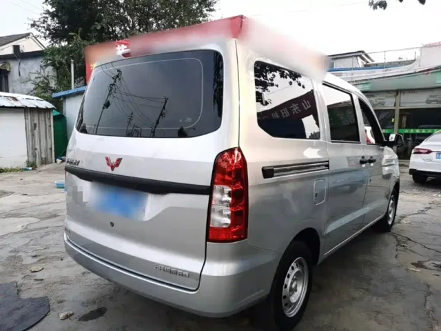 Wuling Hongguang V — Фото автомобиля 4
