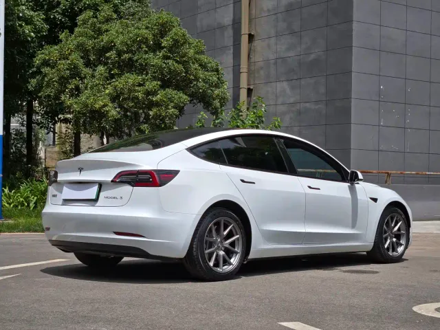 Tesla Model 3 — Фото автомобиля 6