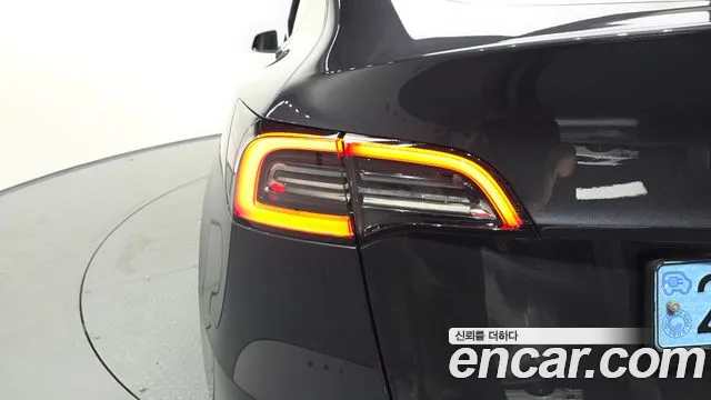Tesla Model Y — Фото автомобиля 8
