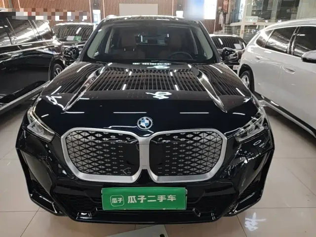 BMW iX1 — Фото автомобиля 2