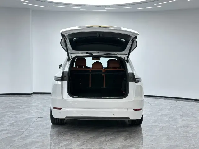Li Auto L7 — Фото автомобиля 10