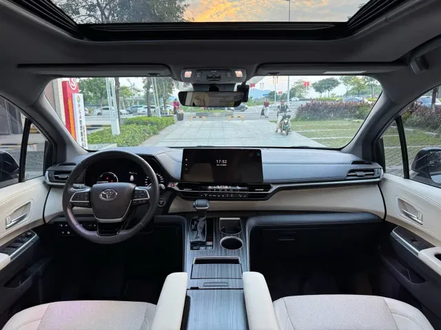 Toyota Sienna — Фото автомобиля 4