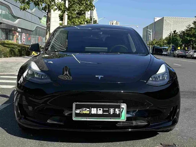 Tesla Model 3 — Фото автомобиля 2