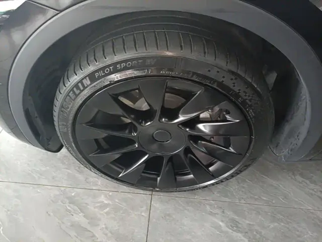 Tesla Model Y — Фото автомобиля 22