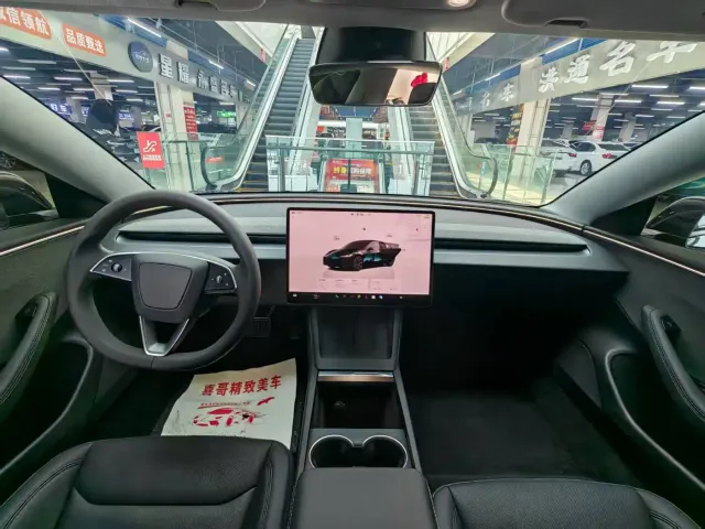 Tesla Model 3 — Фото автомобиля 9
