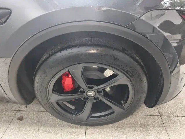Tesla Model Y — Фото автомобиля 24