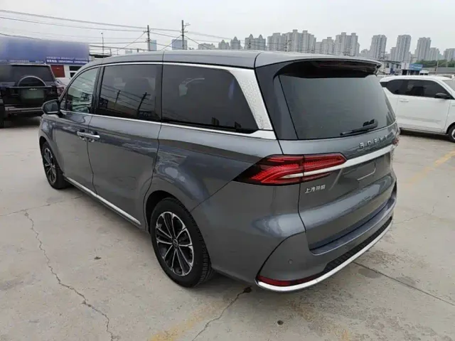 Roewe iMAX8 — Фото автомобиля 4