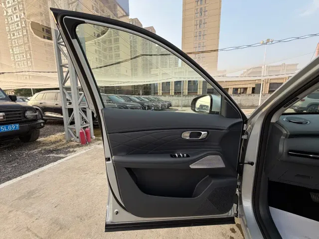 Geely Galaxy Starship 7 EM-i — Фото автомобиля 15