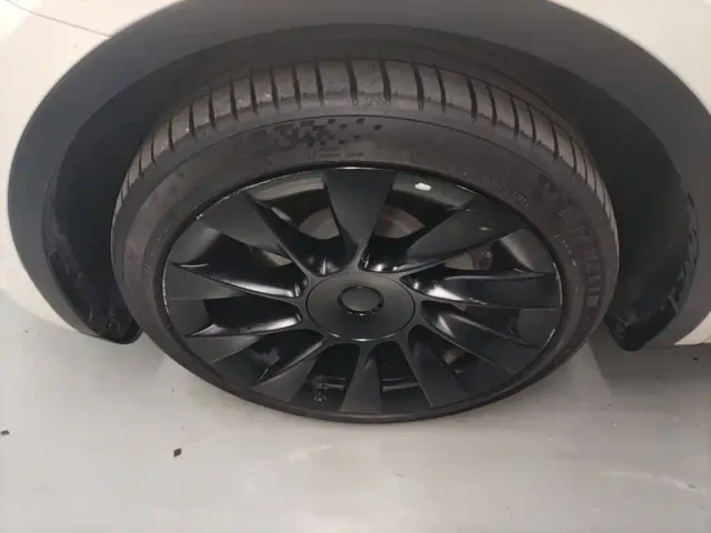 Tesla Model Y — Фото автомобиля 22