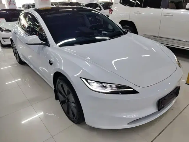 Tesla Model 3 — Фото автомобиля 21
