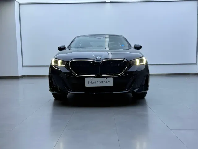 BMW i5 — Фото автомобиля 2