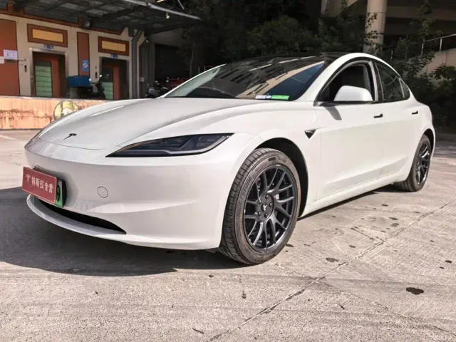 Tesla Model 3 — Фото автомобиля 4
