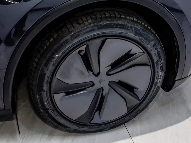 Tesla Model Y — Фото автомобиля 17