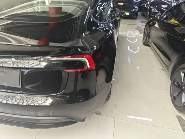 Tesla Model 3 — Фото автомобиля 7
