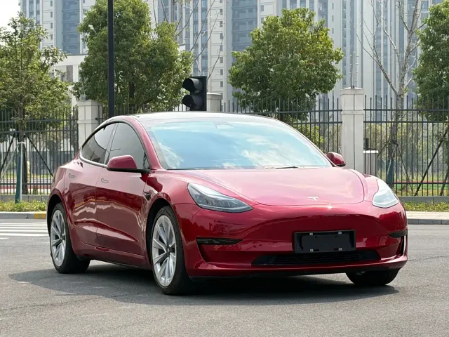 Tesla Model 3 — Фото автомобиля 2