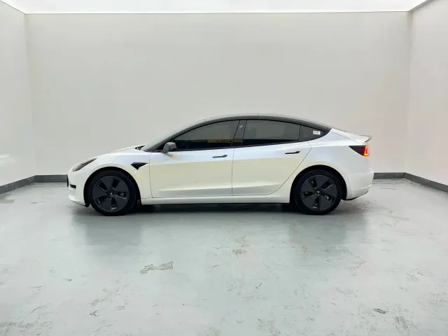 Tesla Model 3 — Фото автомобиля 12
