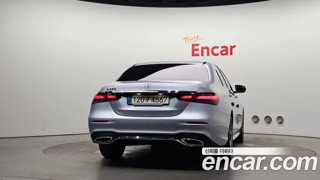 Mercedes-Benz E-Class — Фото автомобиля 4
