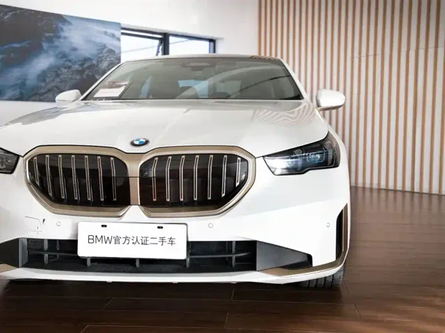 BMW 5 Series — Фото автомобиля 3