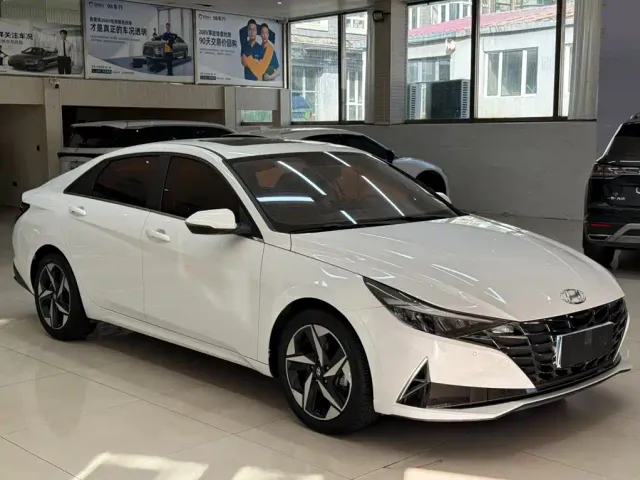 Hyundai Elantra — Фото автомобиля 3