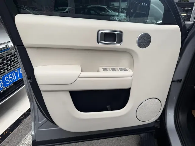 Li Auto L8 — Фото автомобиля 17