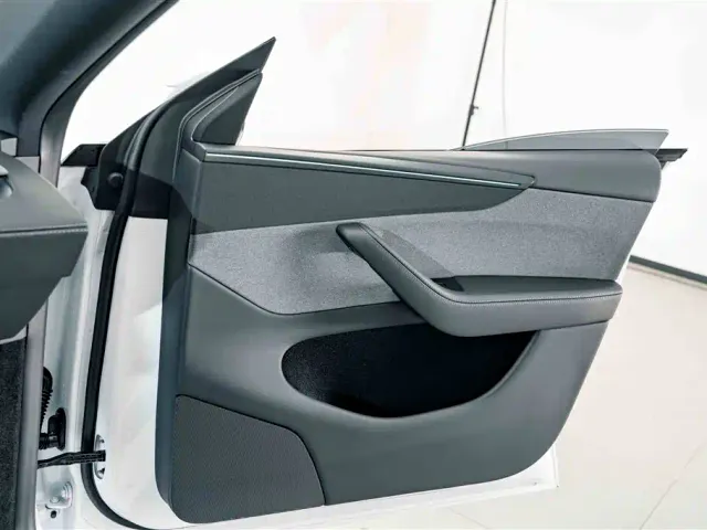 Tesla Model Y — Фото автомобиля 16
