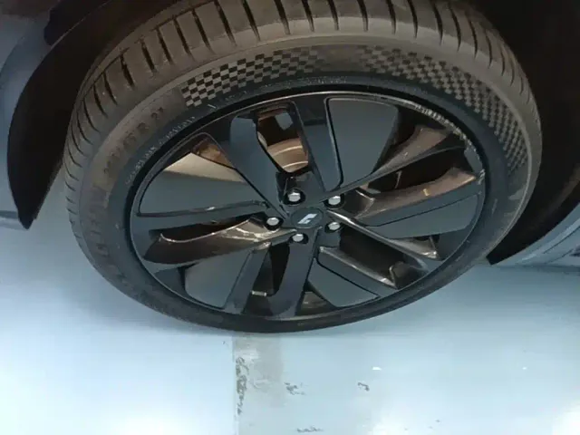 Li Auto L8 — Фото автомобиля 22