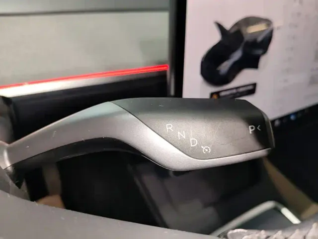 Tesla Model Y — Фото автомобиля 13