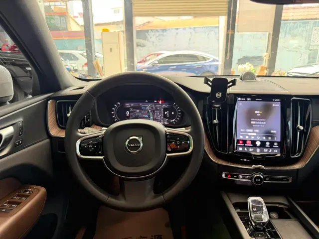 Volvo XC60 — Фото автомобиля 10