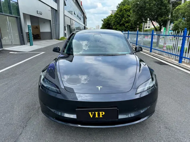 Tesla Model 3 — Фото автомобиля 2