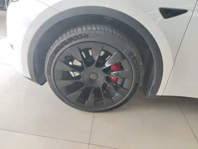 Tesla Model Y — Фото автомобиля 22