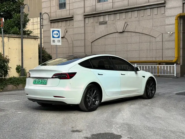 Tesla Model 3 — Фото автомобиля 9