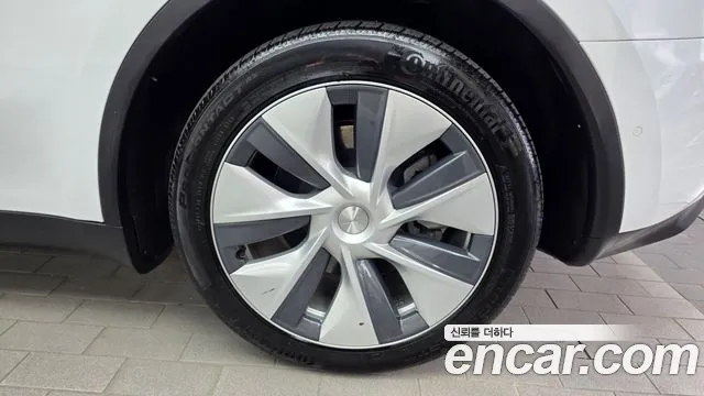 Tesla Model Y — Фото автомобиля 21