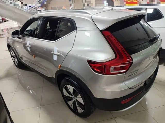 Volvo XC40 — Фото автомобиля 4