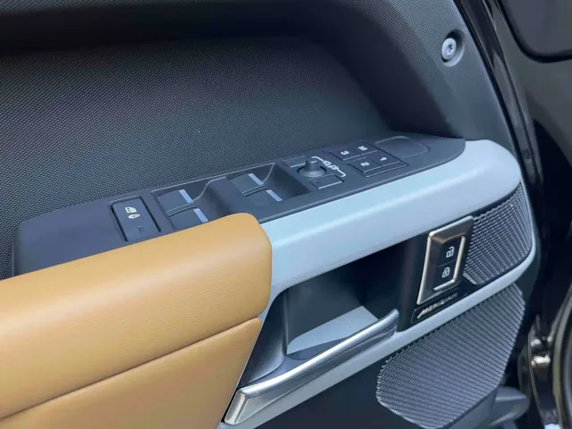 Land Rover Defender — Фото автомобиля 16