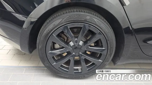 Tesla Model 3 — Фото автомобиля 5