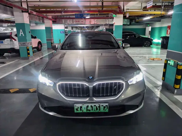 BMW i5 — Фото автомобиля 2