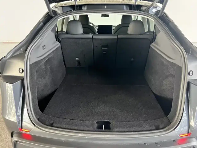 Tesla Model Y — Фото автомобиля 13