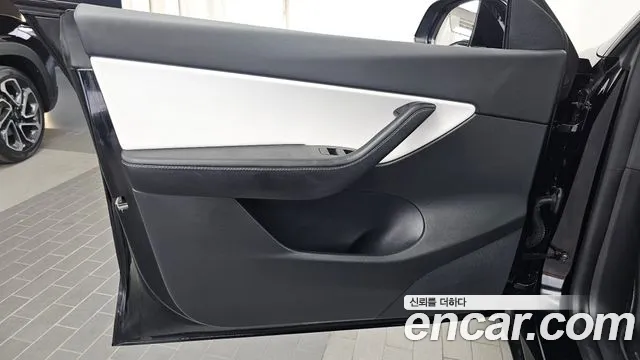 Tesla Model Y — Фото автомобиля 12