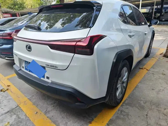 Lexus UX — Фото автомобиля 5