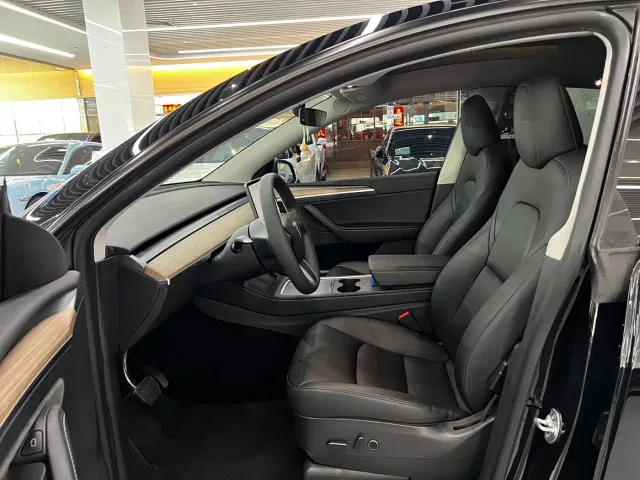 Tesla Model Y — Фото автомобиля 6