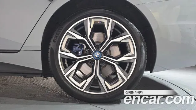 BMW i4 — Фото автомобиля 6