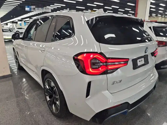 BMW iX3 — Фото автомобиля 4