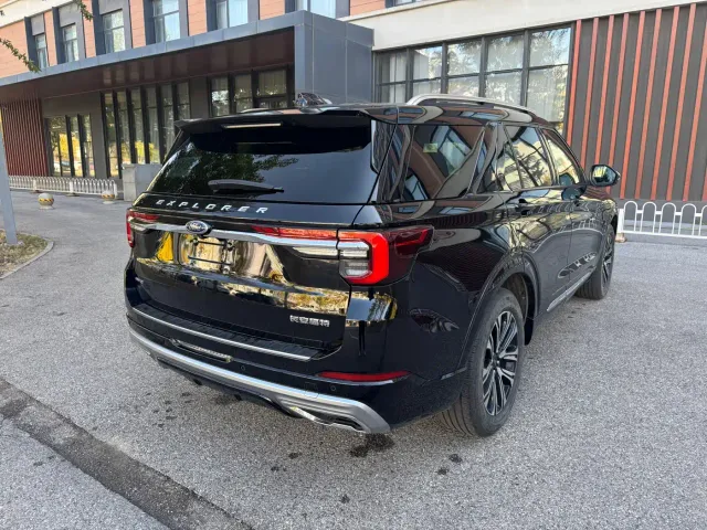 Ford Explorer — Фото автомобиля 5