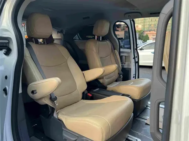 Toyota Sienna — Фото автомобиля 18