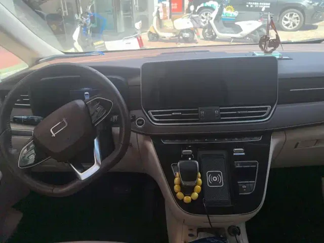 Bestune Besturn M9 — Фото автомобиля 12