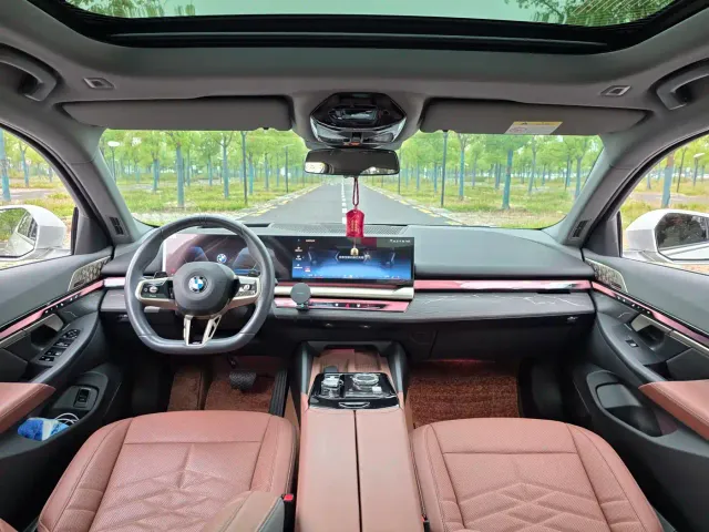 BMW 5 Series — Фото автомобиля 16