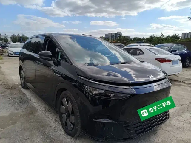 Xpeng X9 — Фото автомобиля 3